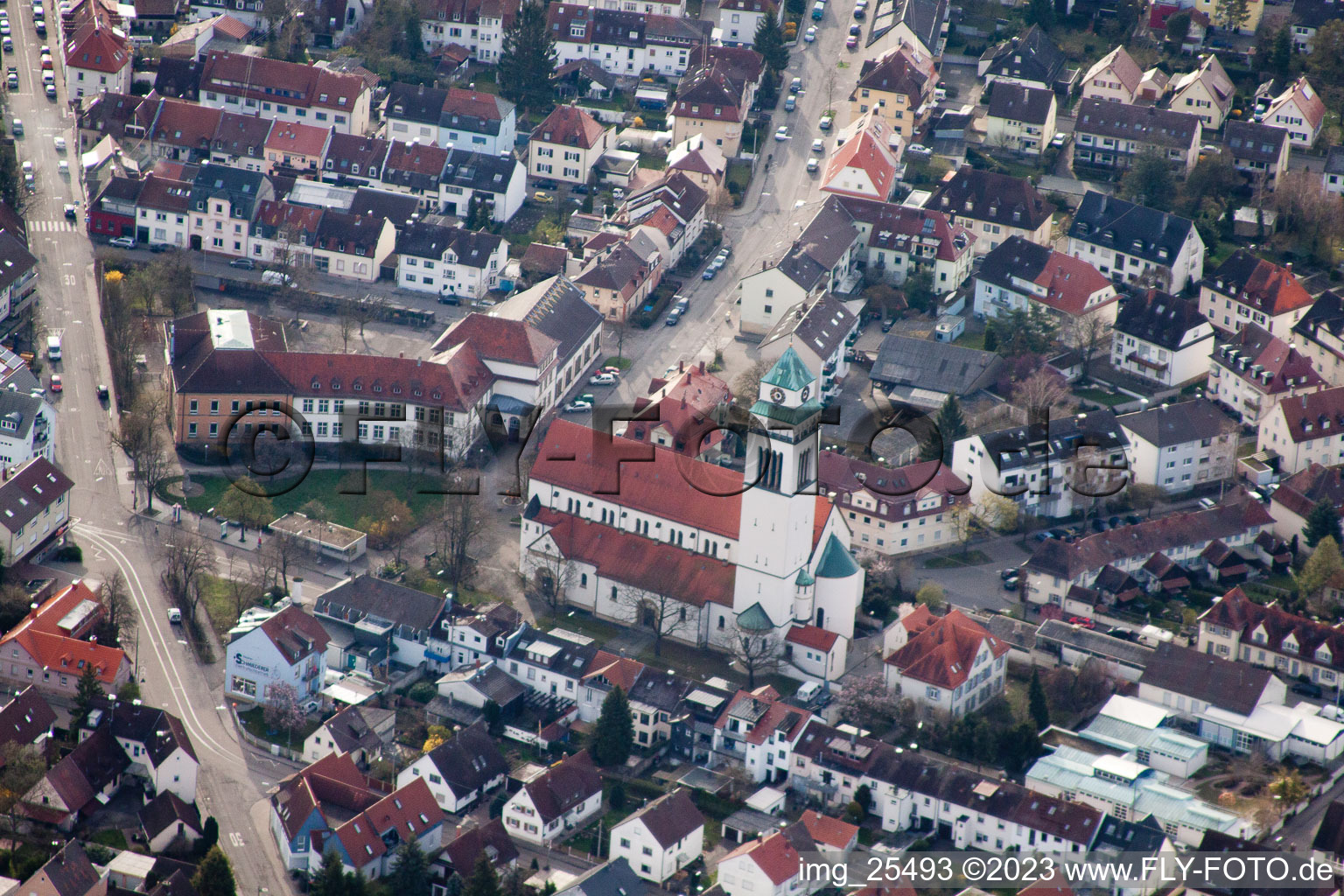 Schrägluftbild von Heilig-Geist Kirche im Ortsteil Daxlanden in Karlsruhe im Bundesland Baden-Württemberg, Deutschland