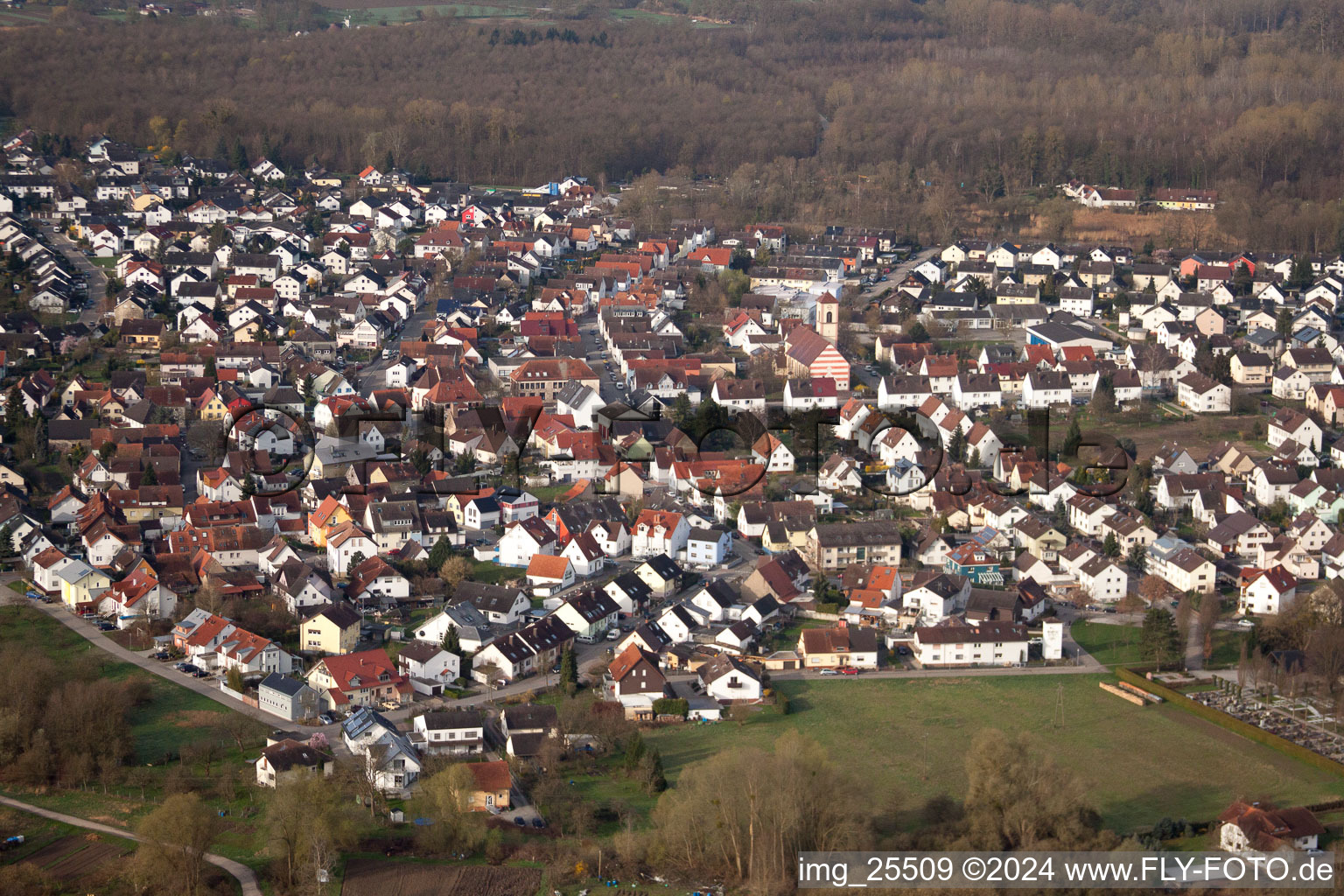 Dorf - Ansicht am Rande von landwirtschaftlichen Feldern und Nutzflächen im Ortsteil Neuburgweier in Rheinstetten im Bundesland Baden-Württemberg, Deutschland