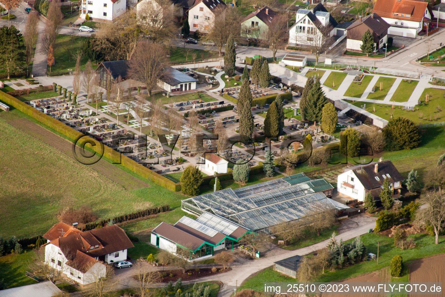Friedhof im Ortsteil Neuburgweier in Rheinstetten im Bundesland Baden-Württemberg, Deutschland