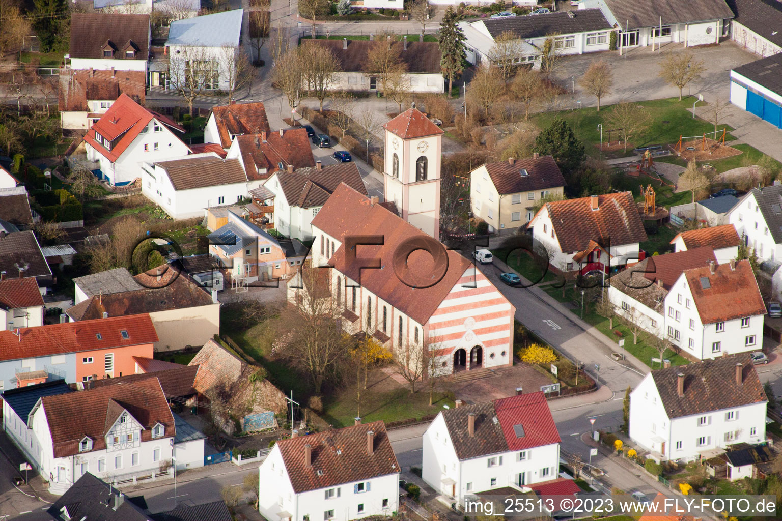 Luftbild von St. Ursula Kirche im Ortsteil Neuburgweier in Rheinstetten im Bundesland Baden-Württemberg, Deutschland
