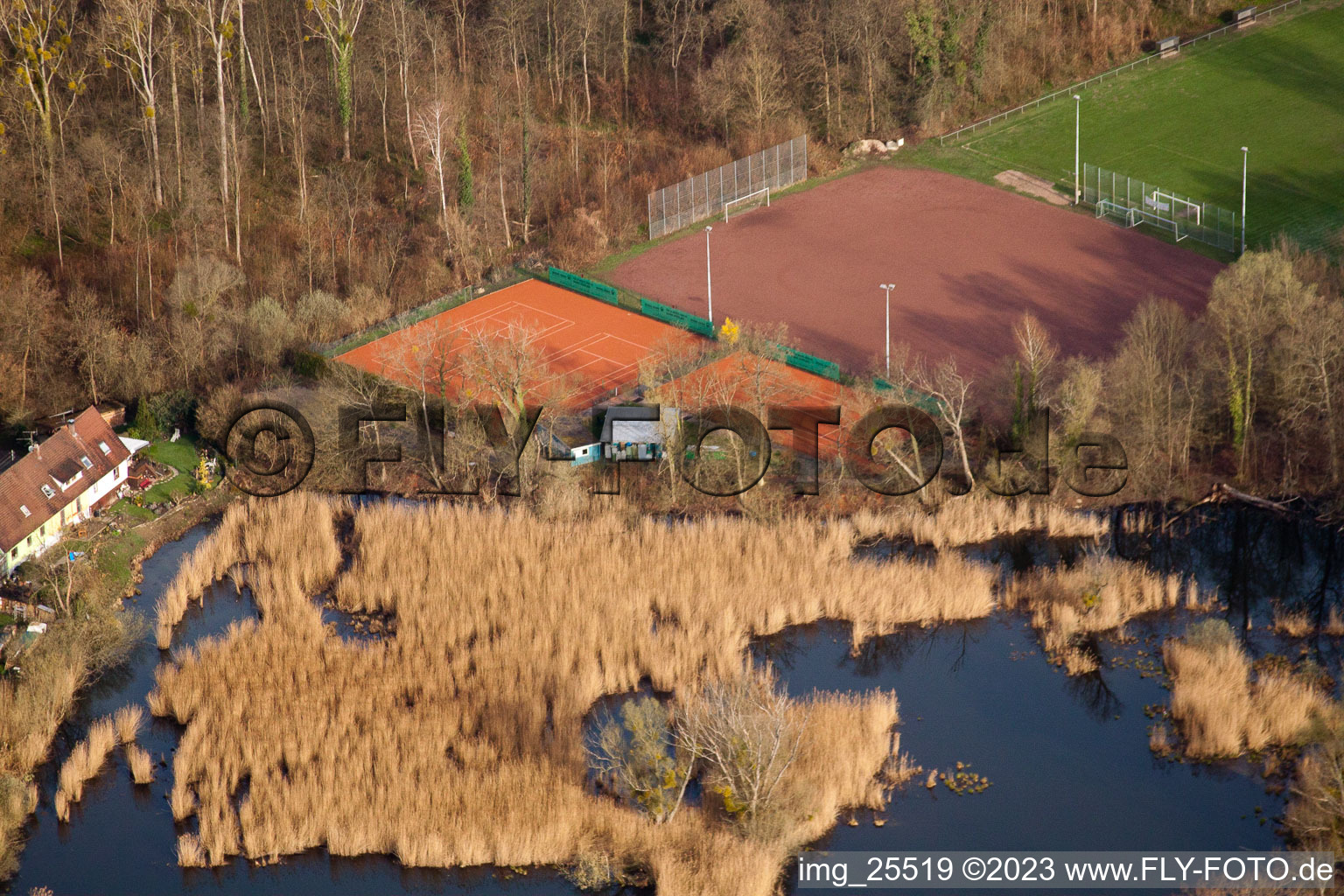Luftbild von Fussballplatz und Tennisanlage im Ortsteil Neuburgweier in Rheinstetten im Bundesland Baden-Württemberg, Deutschland