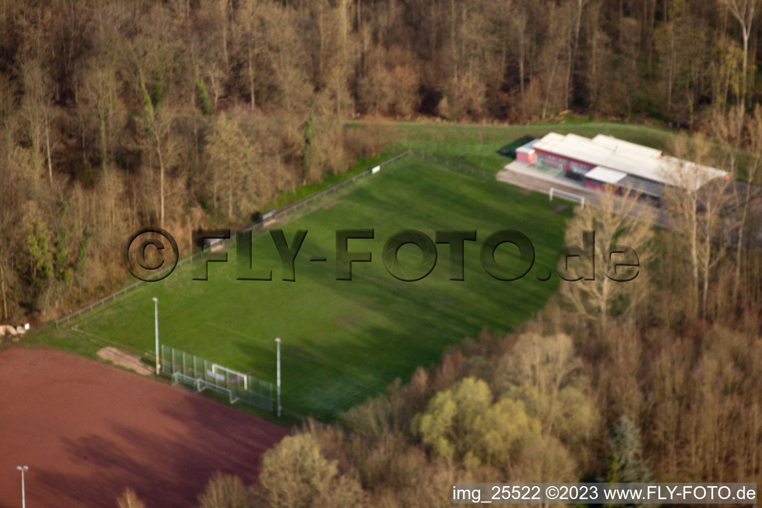 Luftaufnahme von Fussballplatz und Tennisanlage im Ortsteil Neuburgweier in Rheinstetten im Bundesland Baden-Württemberg, Deutschland