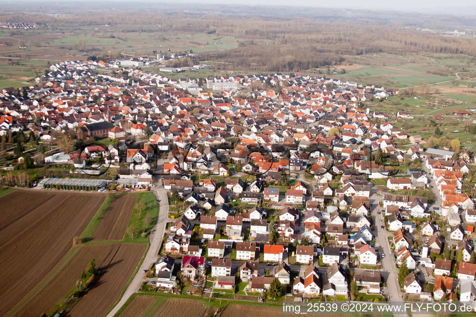 Ortsansicht der Straßen und Häuser der Wohngebiete im Ortsteil Neuburgweier in Au am Rhein im Bundesland Baden-Württemberg, Deutschland