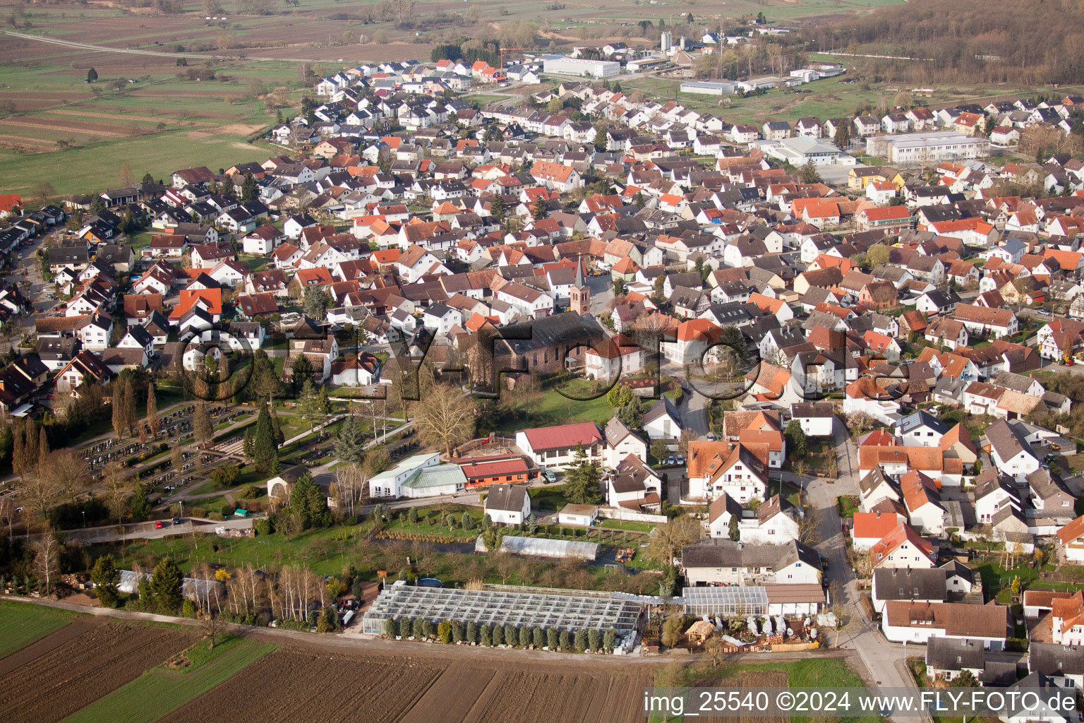 Luftbild von Ortsansicht der Straßen und Häuser der Wohngebiete im Ortsteil Neuburgweier in Au am Rhein im Bundesland Baden-Württemberg, Deutschland