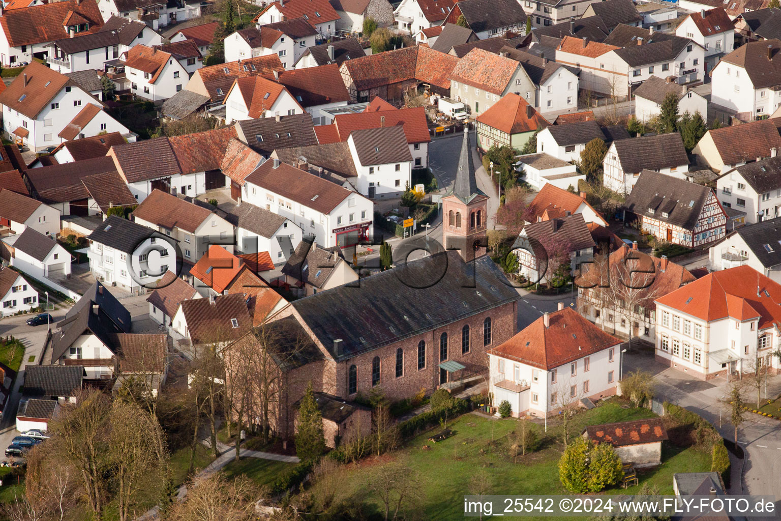 Luftaufnahme von Ortsansicht der Straßen und Häuser der Wohngebiete im Ortsteil Neuburgweier in Au am Rhein im Bundesland Baden-Württemberg, Deutschland