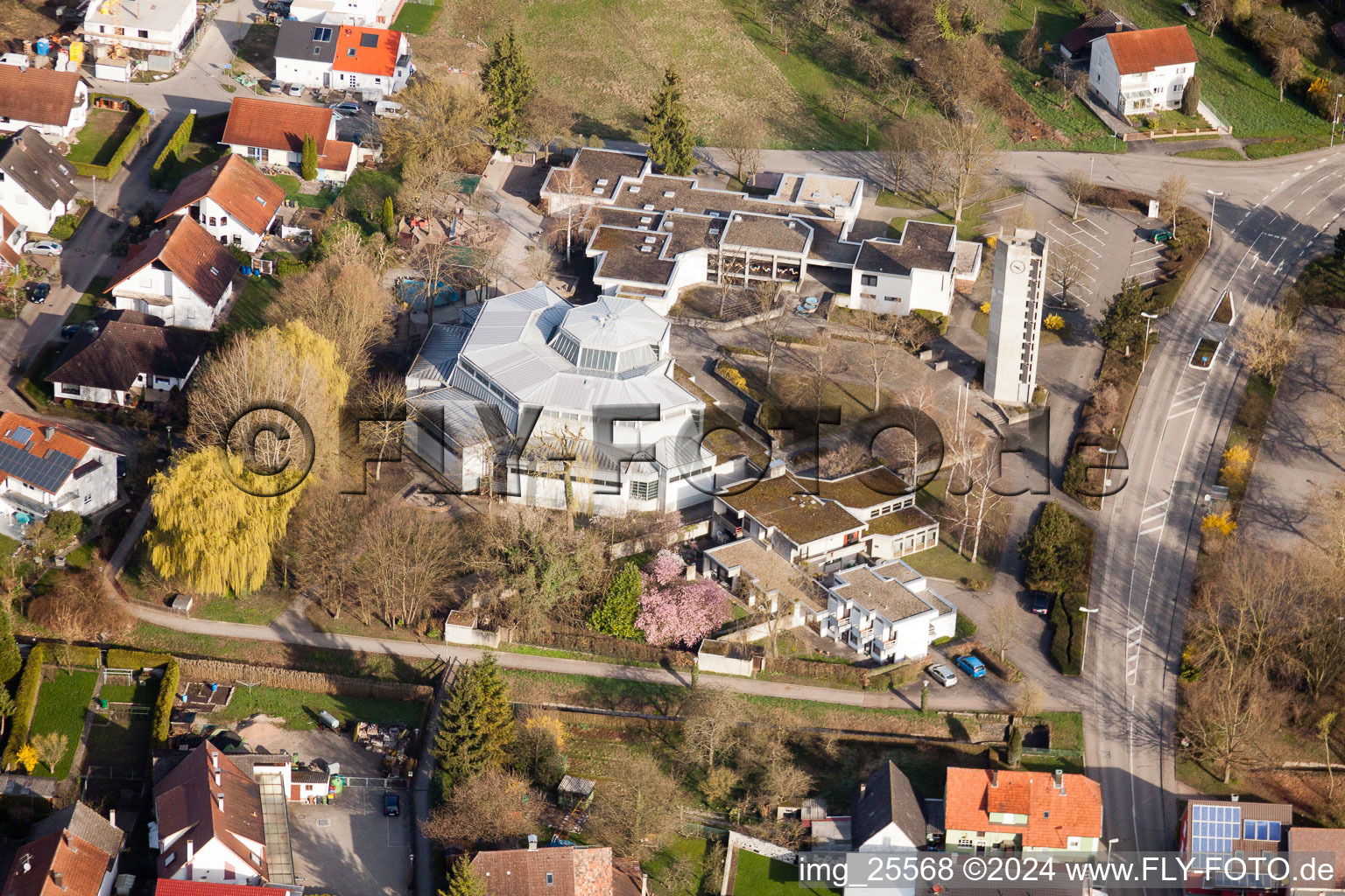 Kirchenturm und Turm- Dach am Kirchengebäude im Ortsteil Illingen in Elchesheim-Illingen im Bundesland Baden-Württemberg, Deutschland