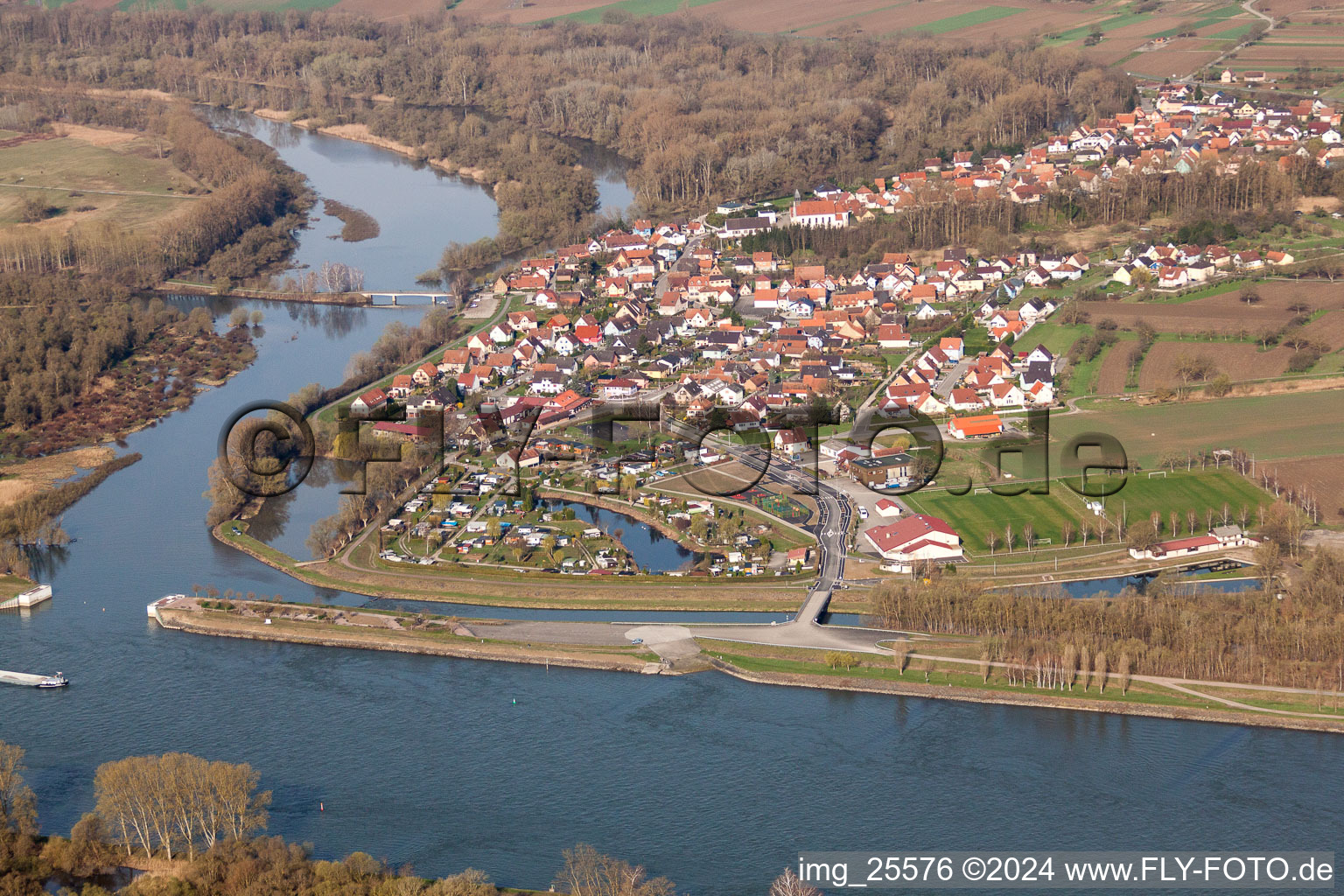 Luftbild von Uferbereiche entlang der Fluß- Mündung der Sauer in Munchhausen in Grand Est im Bundesland Bas-Rhin, Frankreich