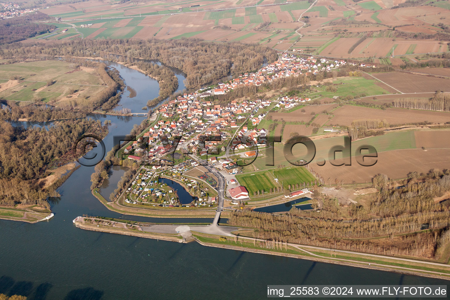 Luftaufnahme von Uferbereiche entlang der Fluß- Mündung der Sauer in Munchhausen in Grand Est im Bundesland Bas-Rhin, Frankreich