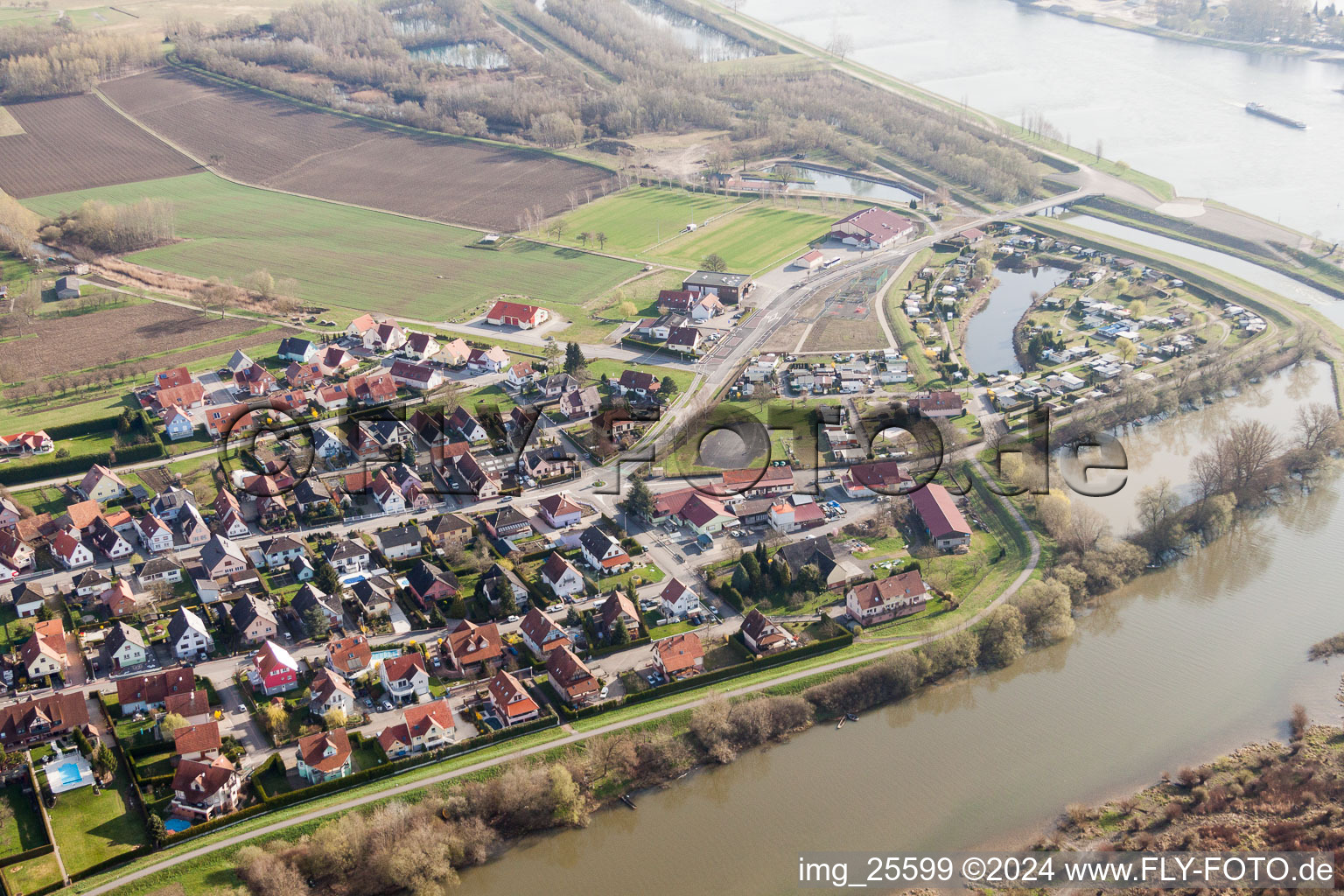 Schrägluftbild von Uferbereiche entlang der Fluß- Mündung der Sauer in Munchhausen in Grand Est im Bundesland Bas-Rhin, Frankreich