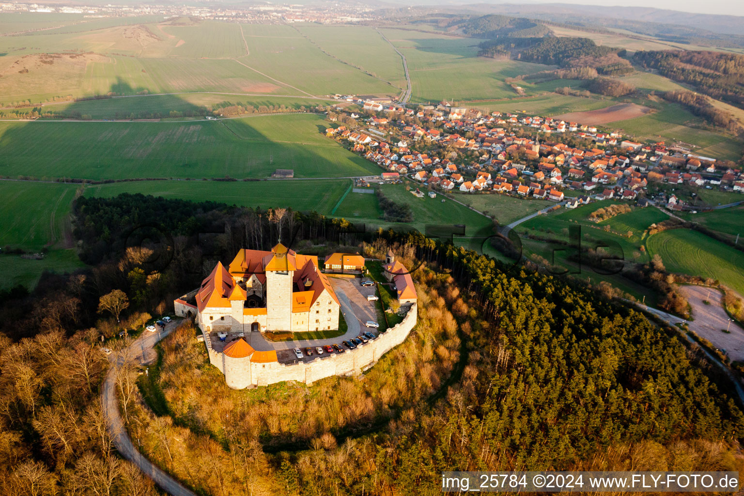Luftaufnahme von Burganlage der Veste Wachsenburg in Amt Wachsenburg in Holzhausen im Bundesland Thüringen, Deutschland
