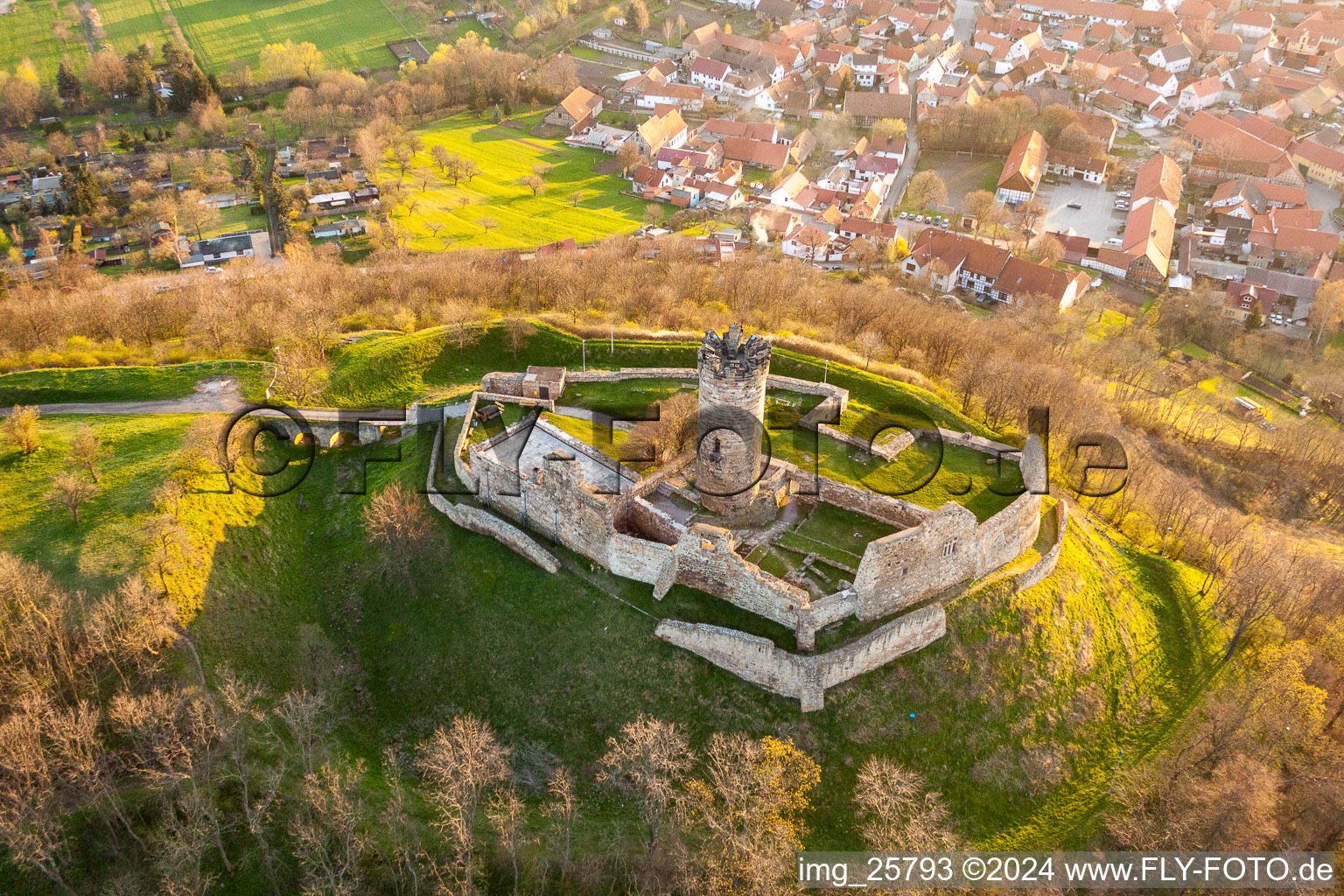 Ruine und Mauerreste der ehemaligen Burganlage und Feste Mühlburg im Ortsteil Mühlberg in Drei Gleichen im Bundesland Thüringen, Deutschland aus der Luft