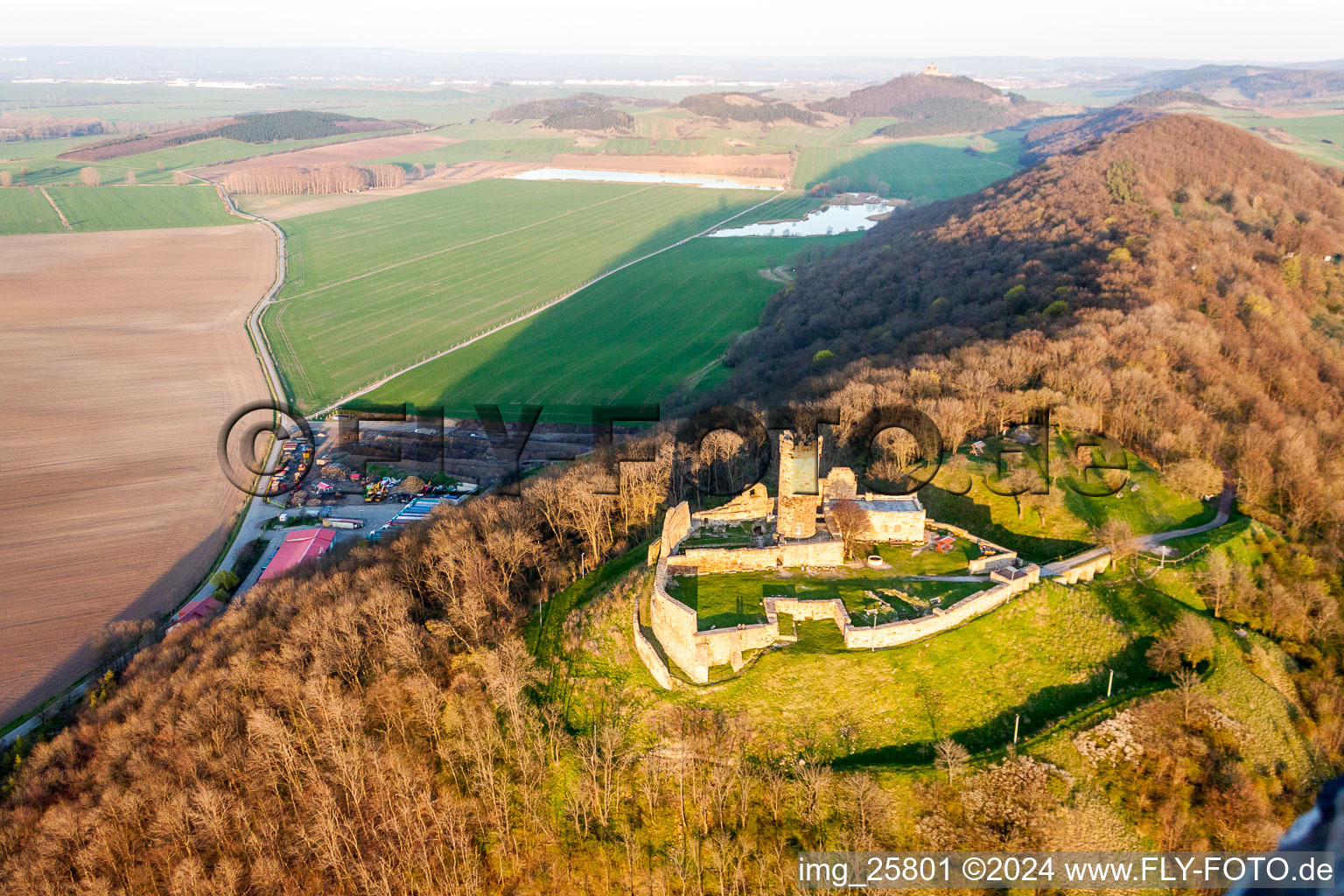 Ruine und Mauerreste der ehemaligen Burganlage und Feste Mühlburg im Ortsteil Mühlberg in Drei Gleichen im Bundesland Thüringen, Deutschland von oben gesehen