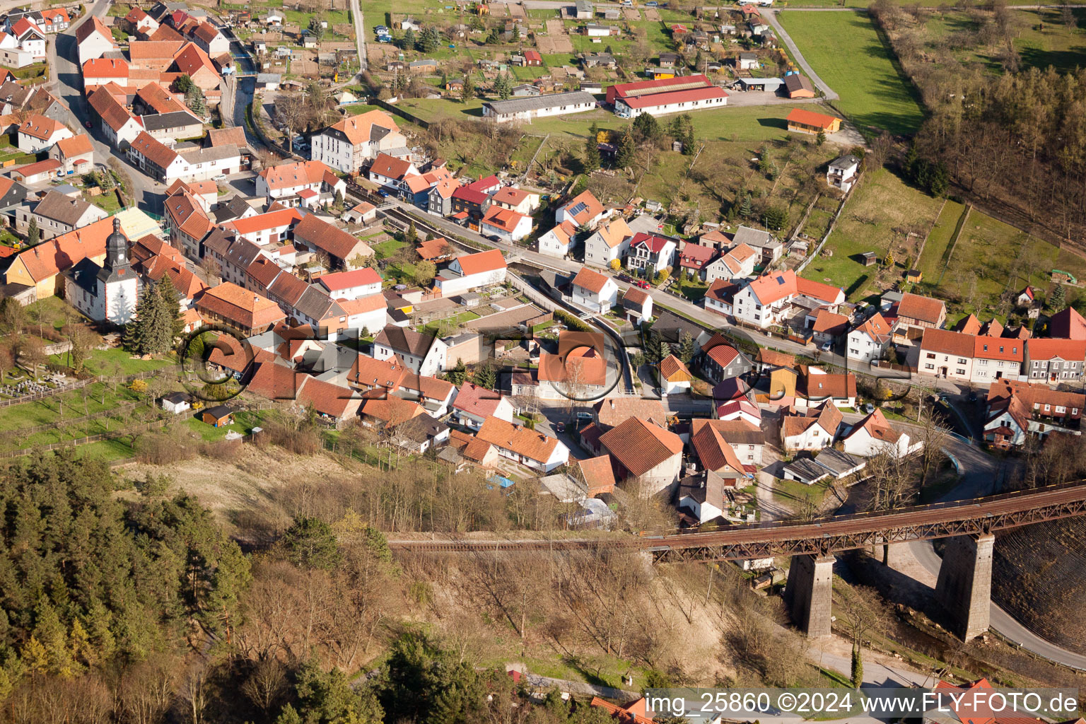 Ortsansicht der Straßen und Häuser von Angelroda im Bundesland Thüringen, Deutschland