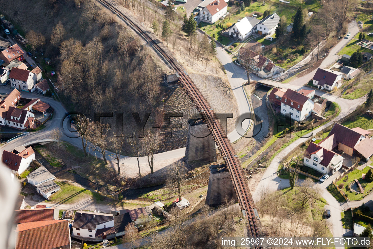 Luftaufnahme von Eisenbahn-Brückenbauwerk zur Streckenführung der Bahn- Gleise in Angelroda im Bundesland Thüringen, Deutschland