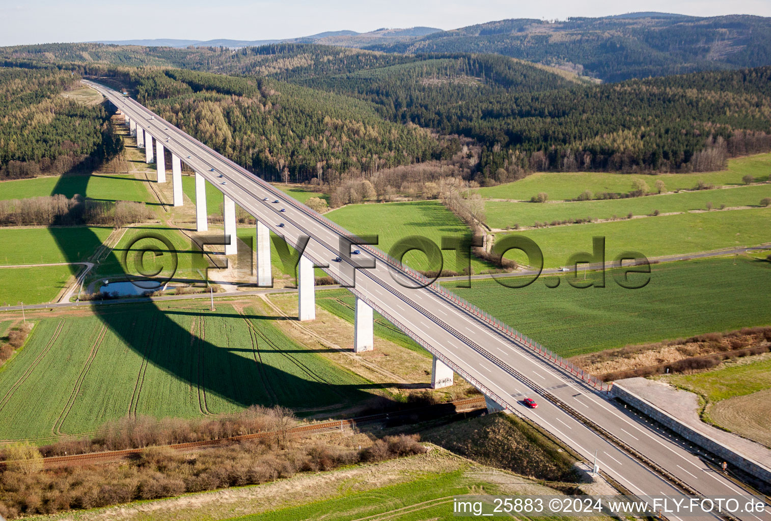 Streckenführung und Fahrspuren im Verlauf der Autobahn- Brücke der BAB A71 über das Tal des Reichenbach in Martinroda im Bundesland Thüringen, Deutschland
