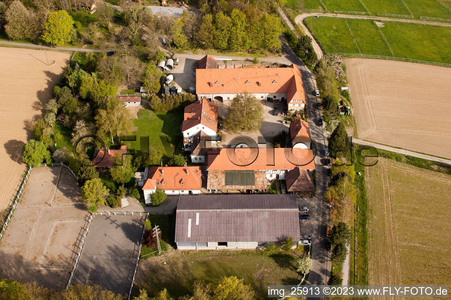Durlach, Rittnerthof in Karlsruhe im Bundesland Baden-Württemberg, Deutschland von einer Drohne aus