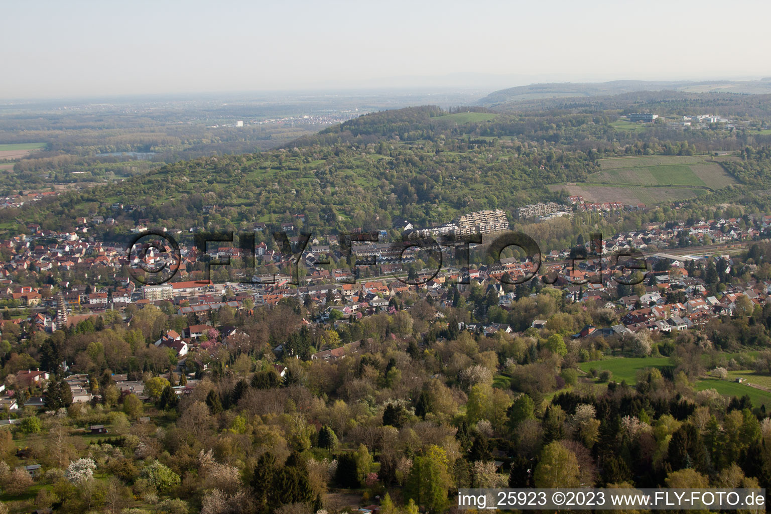Schrägluftbild von Grötzingen von Süden in Karlsruhe im Bundesland Baden-Württemberg, Deutschland