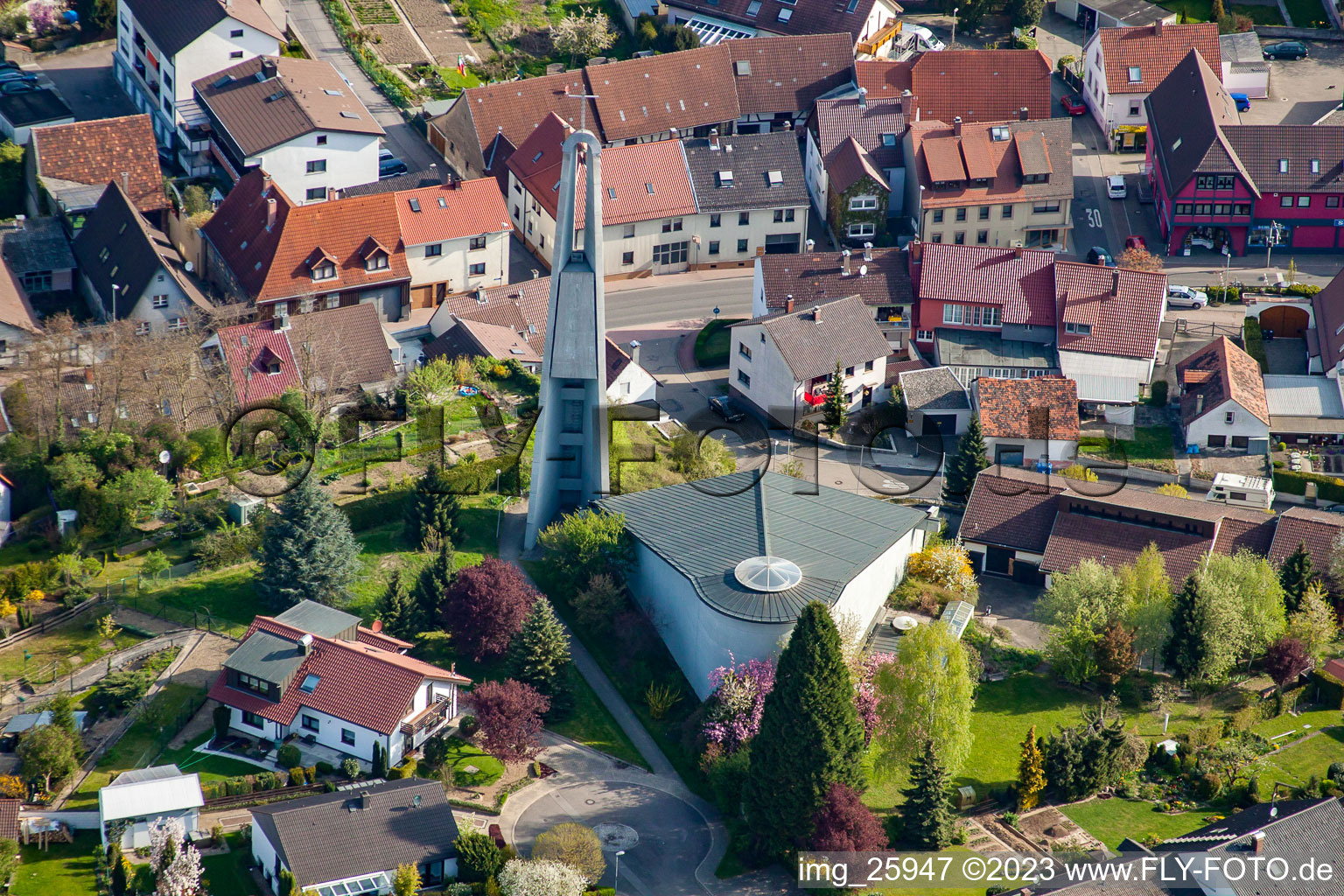 Kath. Kirche von Süden im Ortsteil Berghausen in Pfinztal im Bundesland Baden-Württemberg, Deutschland