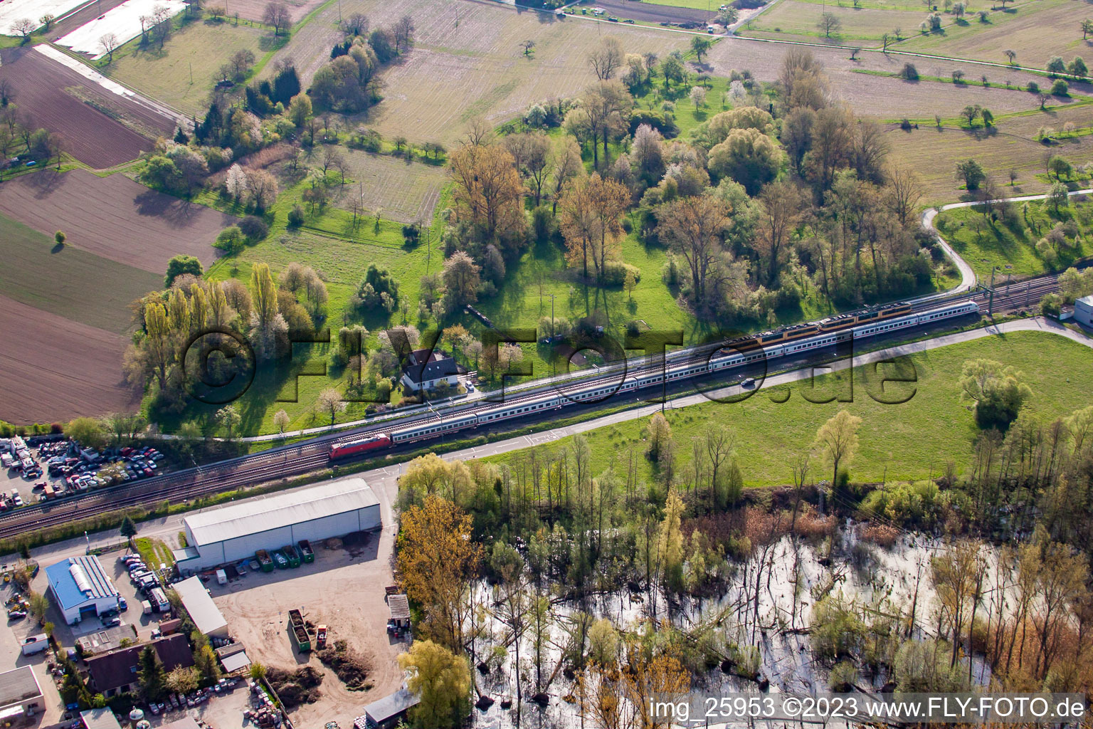 Biotop und Bahnlinie an der Reetzstr im Ortsteil Berghausen in Pfinztal im Bundesland Baden-Württemberg, Deutschland