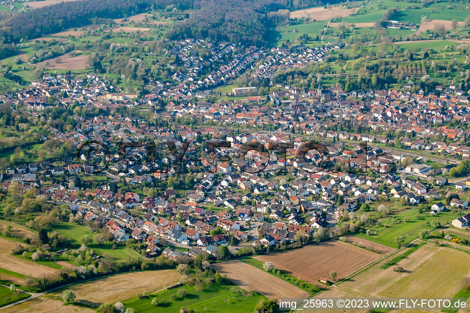Pfinztal-Berghausen von Süden im Ortsteil Wöschbach im Bundesland Baden-Württemberg, Deutschland