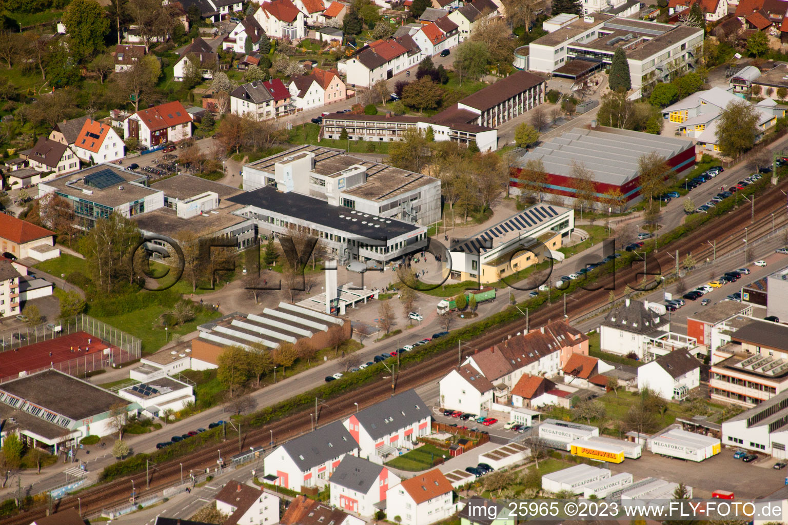 Schulgebäude der Ludwig-Marum-Gymnasium Pfinztal im Ortsteil Berghausen in Pfinztal im Bundesland Baden-Württemberg, Deutschland von oben