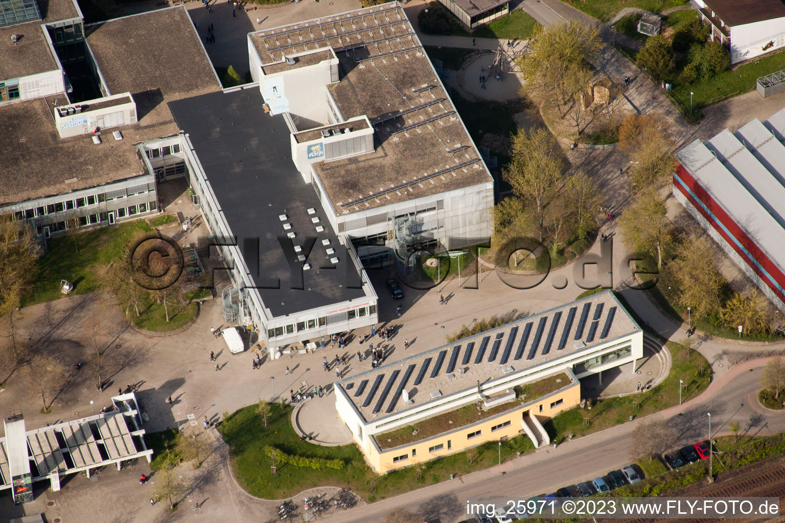 Schulgebäude der Ludwig-Marum-Gymnasium Pfinztal im Ortsteil Berghausen in Pfinztal im Bundesland Baden-Württemberg, Deutschland von oben gesehen