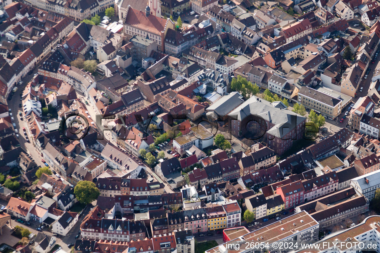 Schrägluftbild von Altstadtbereich und Innenstadtzentrum im Ortsteil Durlach in Karlsruhe im Bundesland Baden-Württemberg, Deutschland
