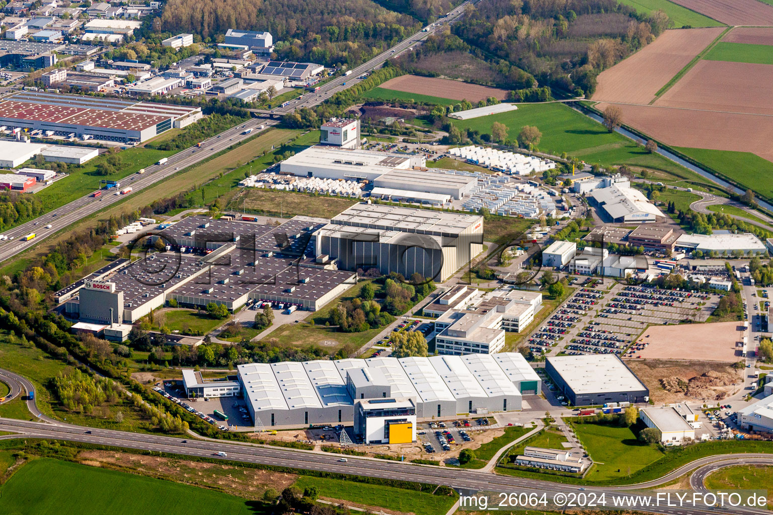 Gebäude und Produktionshallen auf dem Werksgelände Robert Bosch GmbH im Ortsteil Durlach in Karlsruhe im Bundesland Baden-Württemberg, Deutschland