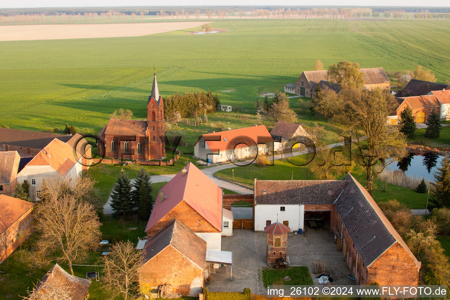 Kirchengebäude der Dorfkirche in Niederer Fläming in Höfgen im Bundesland Brandenburg, Deutschland