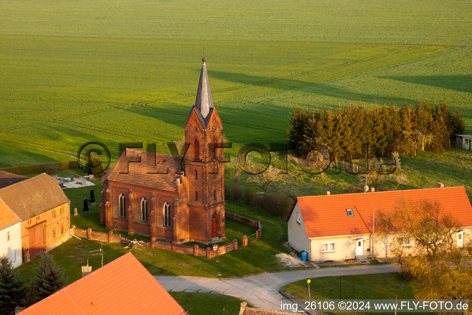 Kirchengebäude der Kapelle Dorfkirche Höfgen in Niederer Fläming im Bundesland Brandenburg, Deutschland