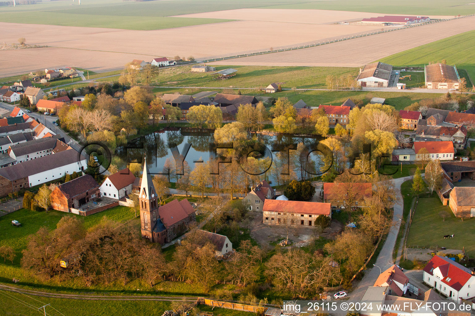 Luftbild von Kirchengebäude im Dorfkern in Borgisdorf in Niederer Fläming im Bundesland Brandenburg, Deutschland
