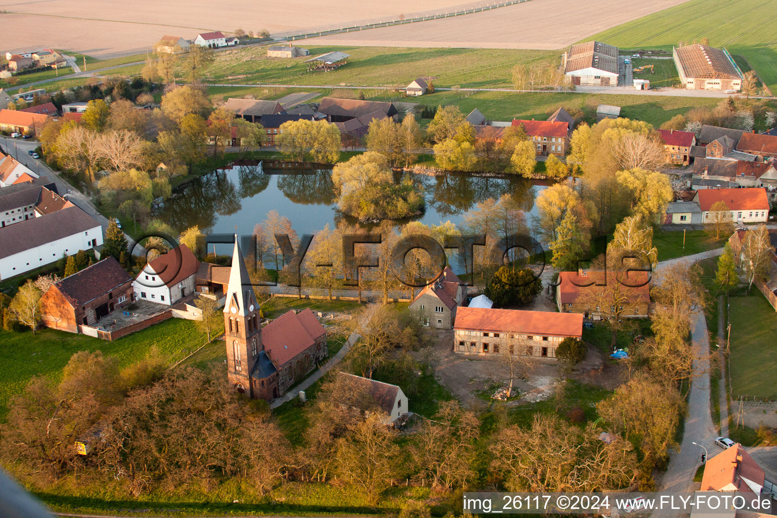 Luftaufnahme von Kirchengebäude im Dorfkern in Borgisdorf in Niederer Fläming im Bundesland Brandenburg, Deutschland