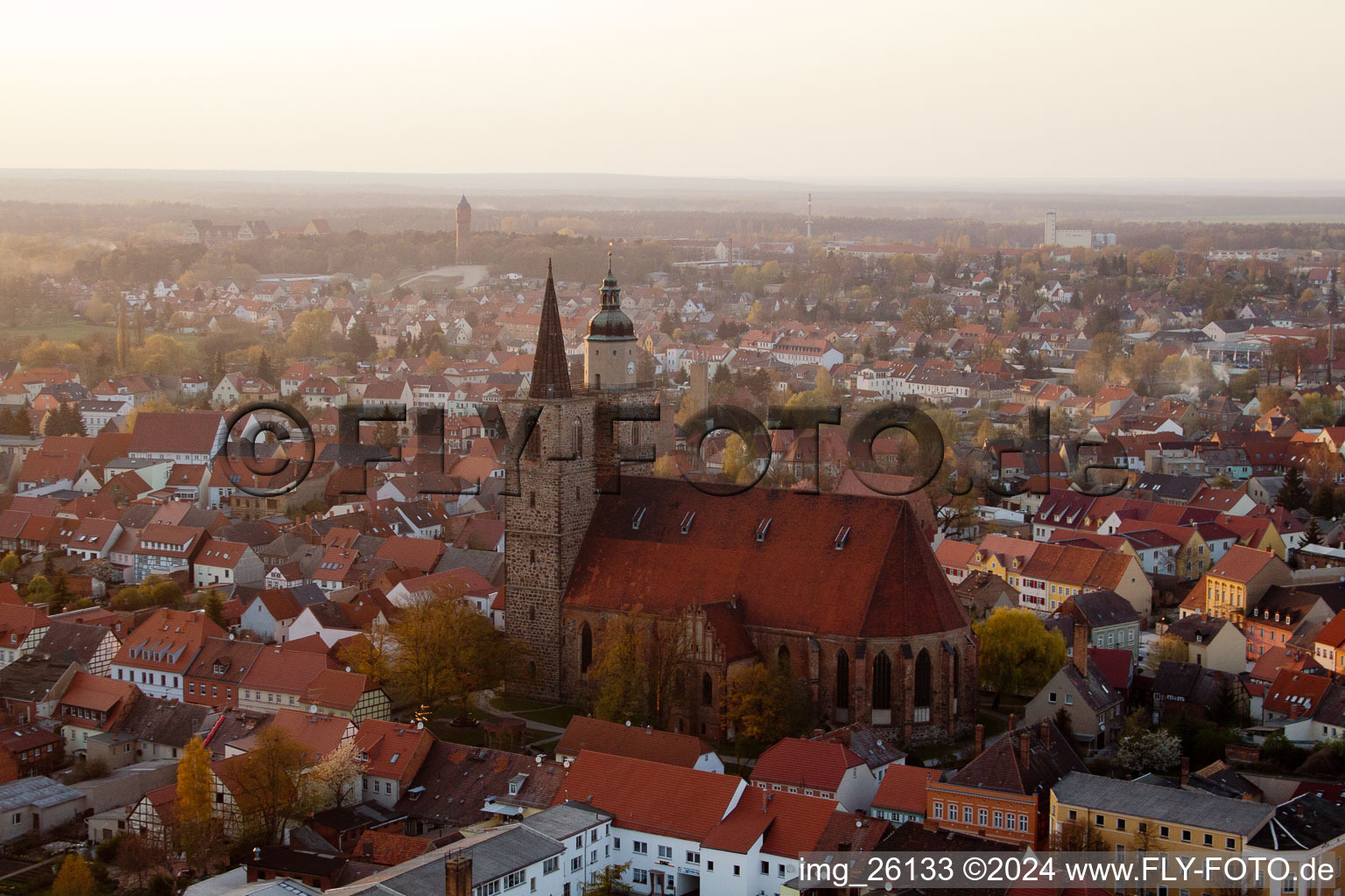 Luftaufnahme von Kirchengebäude der Nikolai-Kirche im Altstadt- Zentrum der Innenstadt in Jüterbog im Bundesland Brandenburg, Deutschland