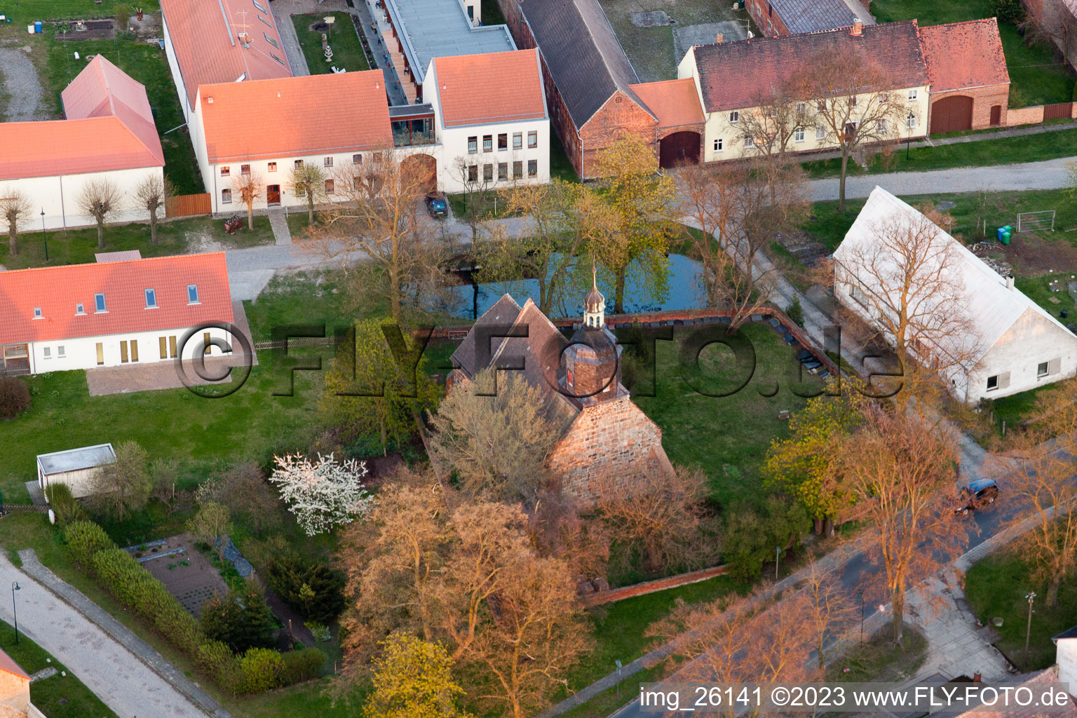 Luftbild von Kirchengebäude im Dorfkern in Niederer Fläming im Bundesland Brandenburg, Deutschland