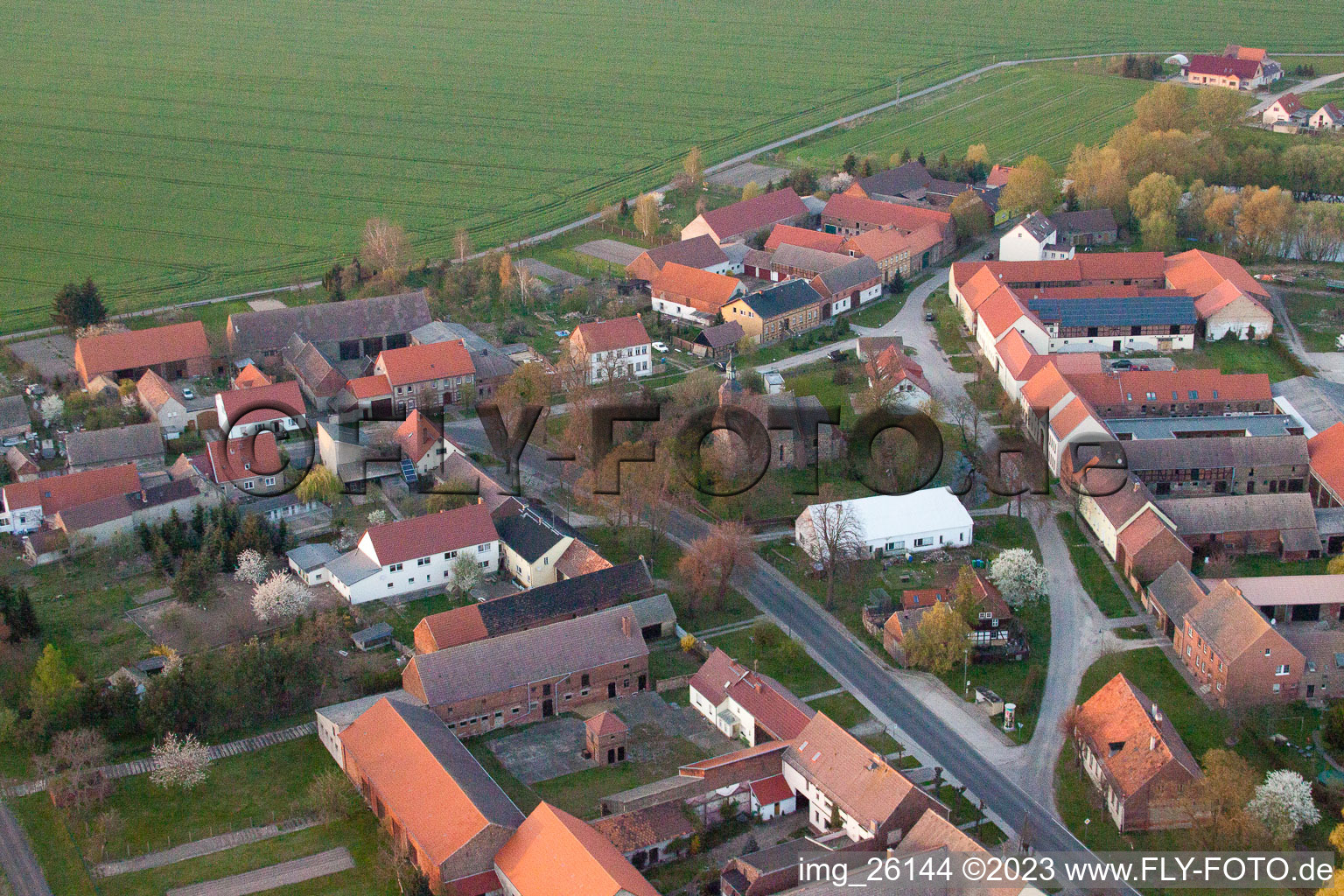Luftaufnahme von Kirchengebäude im Dorfkern in Niederer Fläming im Bundesland Brandenburg, Deutschland