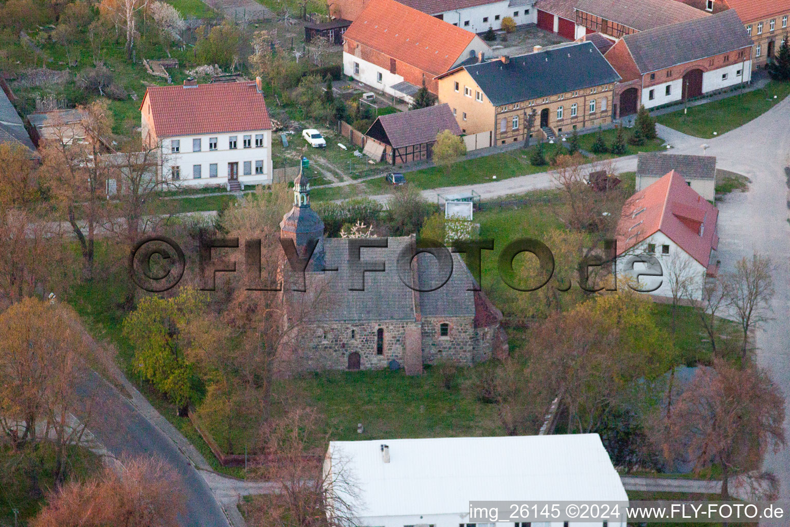 Schrägluftbild von Kirchengebäude im Dorfkern in Niederer Fläming im Bundesland Brandenburg, Deutschland