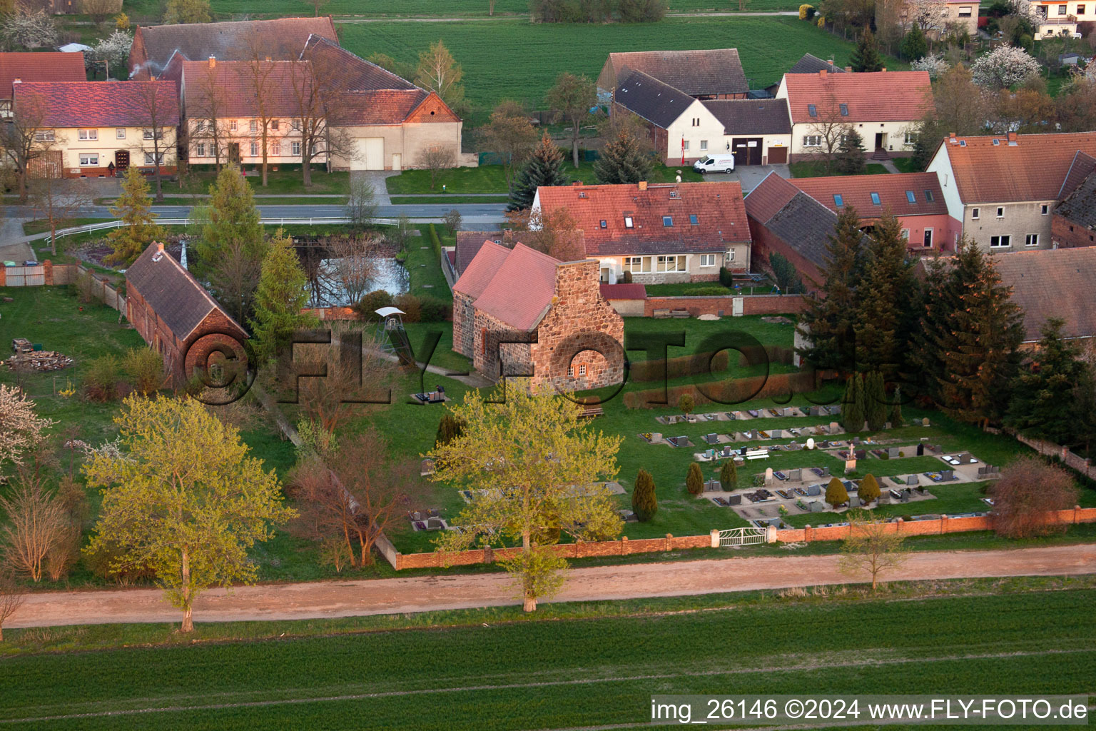 Schrägluftbild von Kirchengebäude im Dorfkern in Niederer Fläming im Ortsteil Werbig im Bundesland Brandenburg, Deutschland