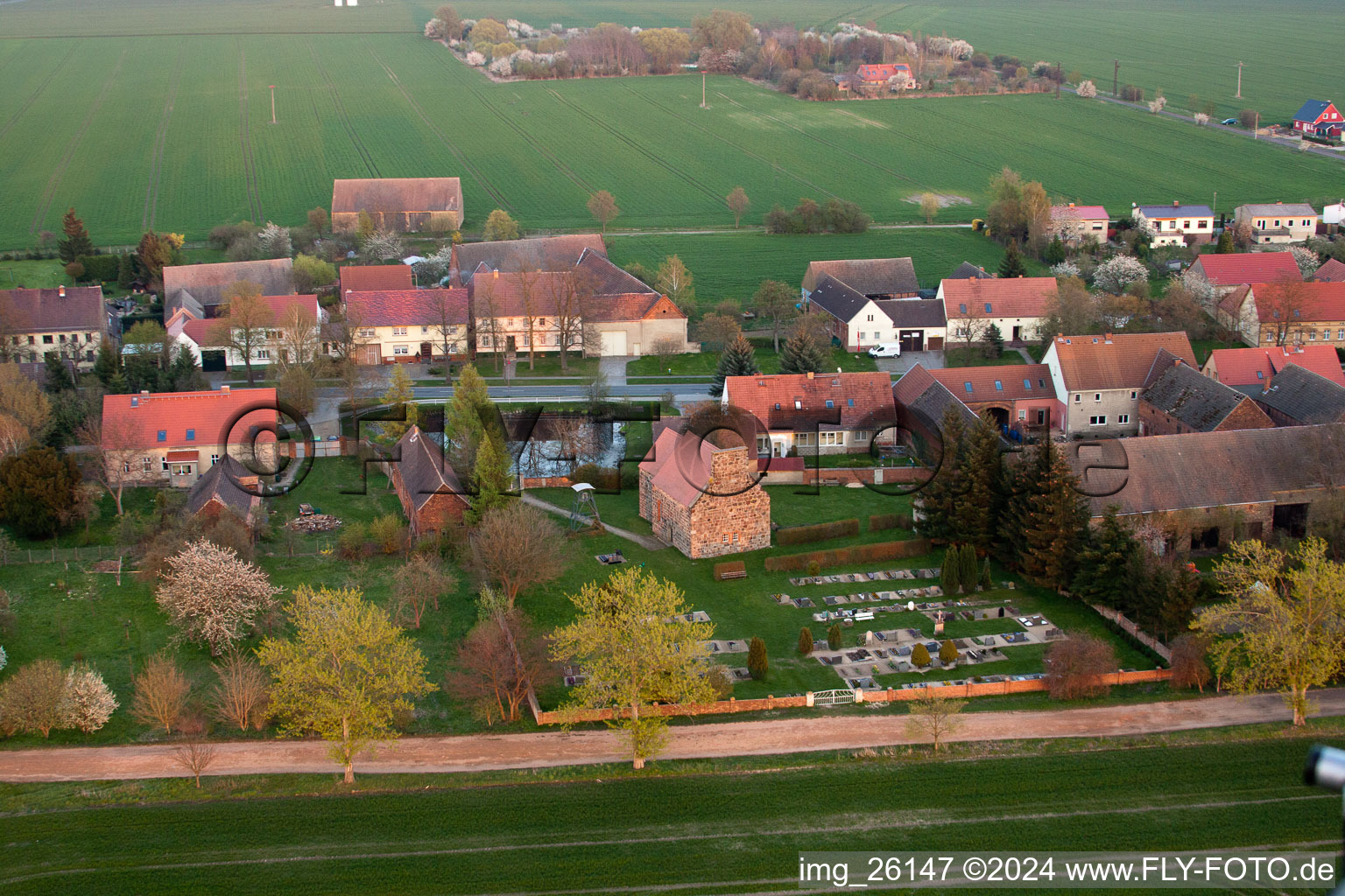 Kirchengebäude im Dorfkern in Niederer Fläming im Bundesland Brandenburg, Deutschland aus der Luft