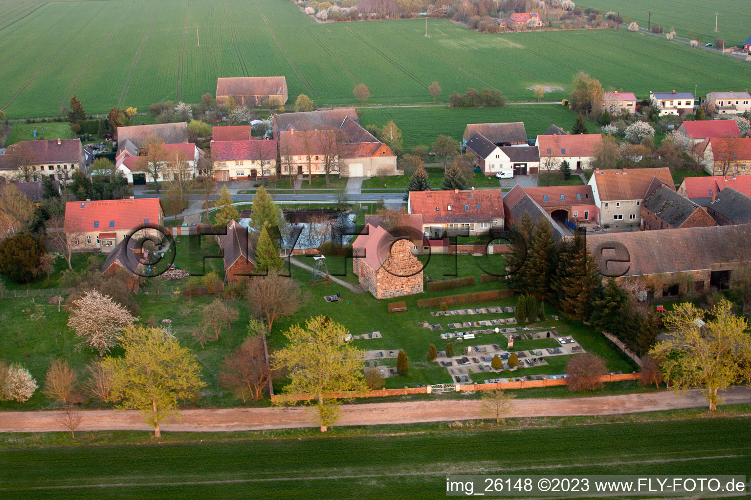 Kirchengebäude im Dorfkern in Niederer Fläming im Bundesland Brandenburg, Deutschland von oben gesehen