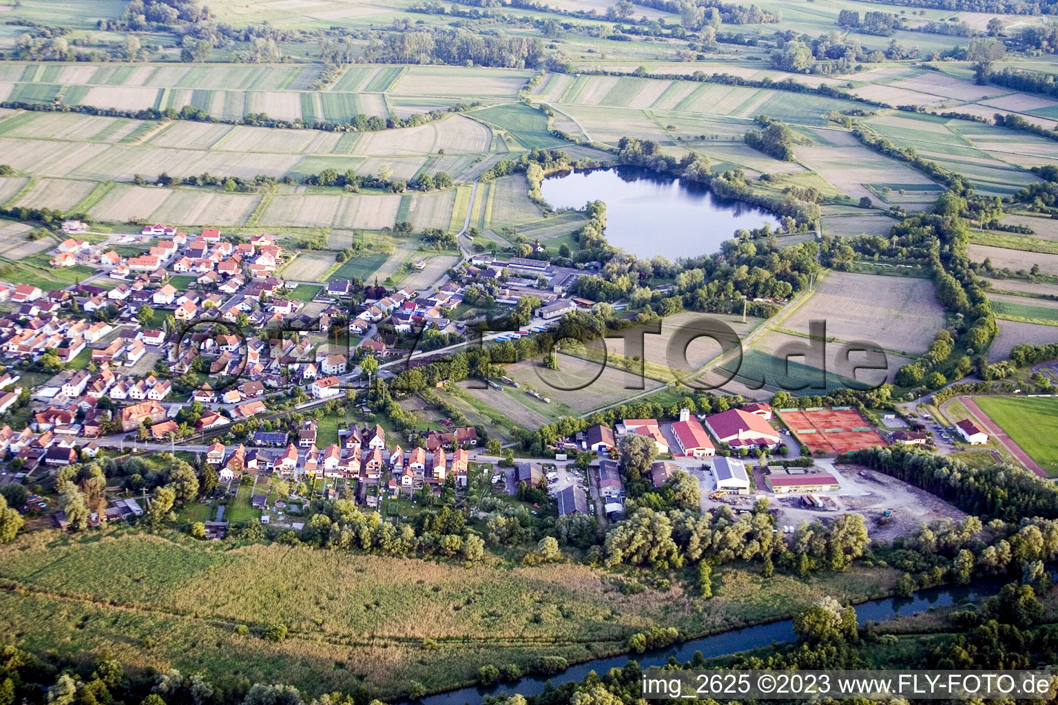 Drohnenaufname von Neuburg im Bundesland Rheinland-Pfalz, Deutschland
