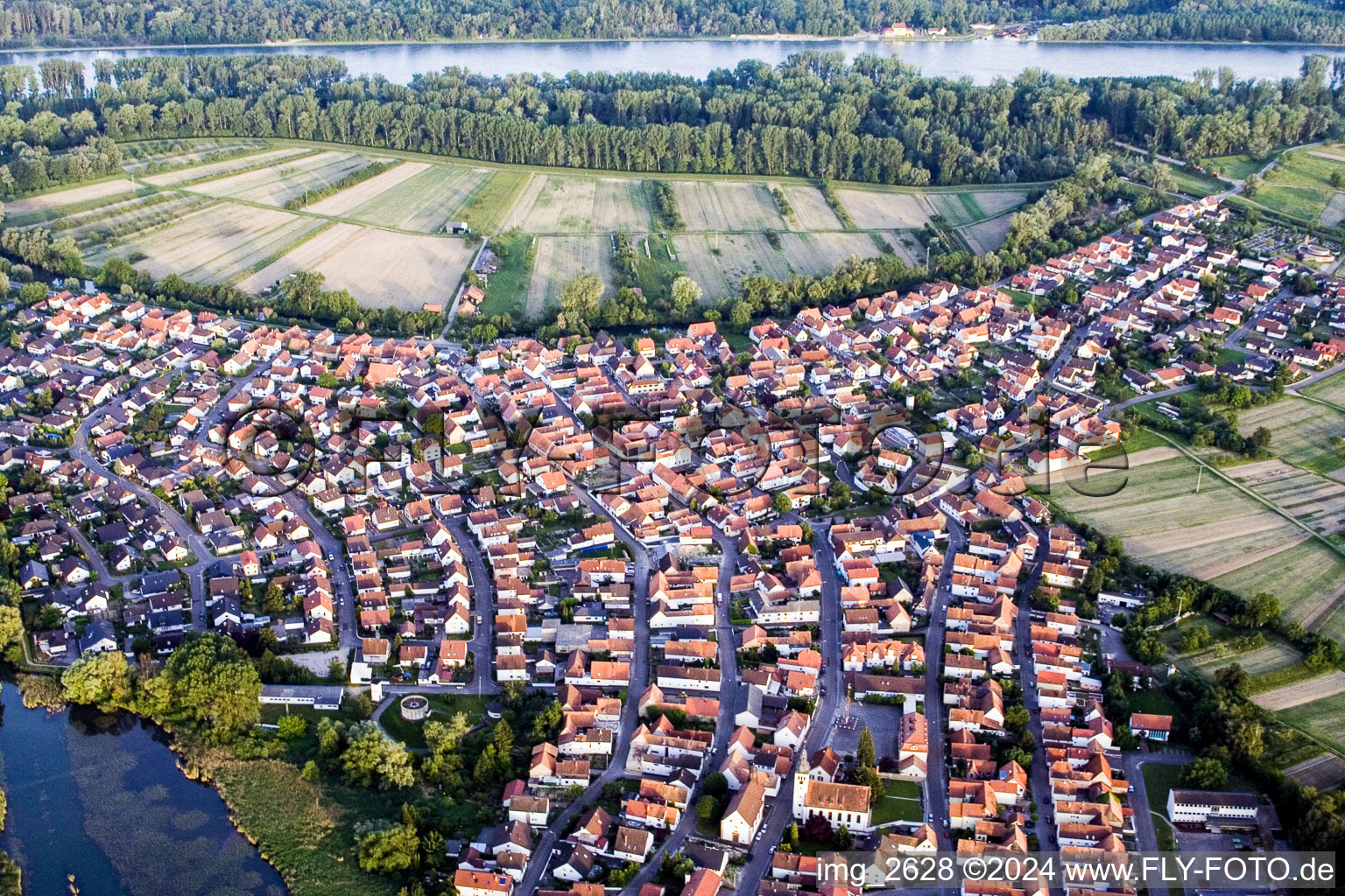 Luftbild von Dorfkern an den Fluß- Uferbereichen des Rhein in Neuburg am Rhein im Bundesland Rheinland-Pfalz, Deutschland