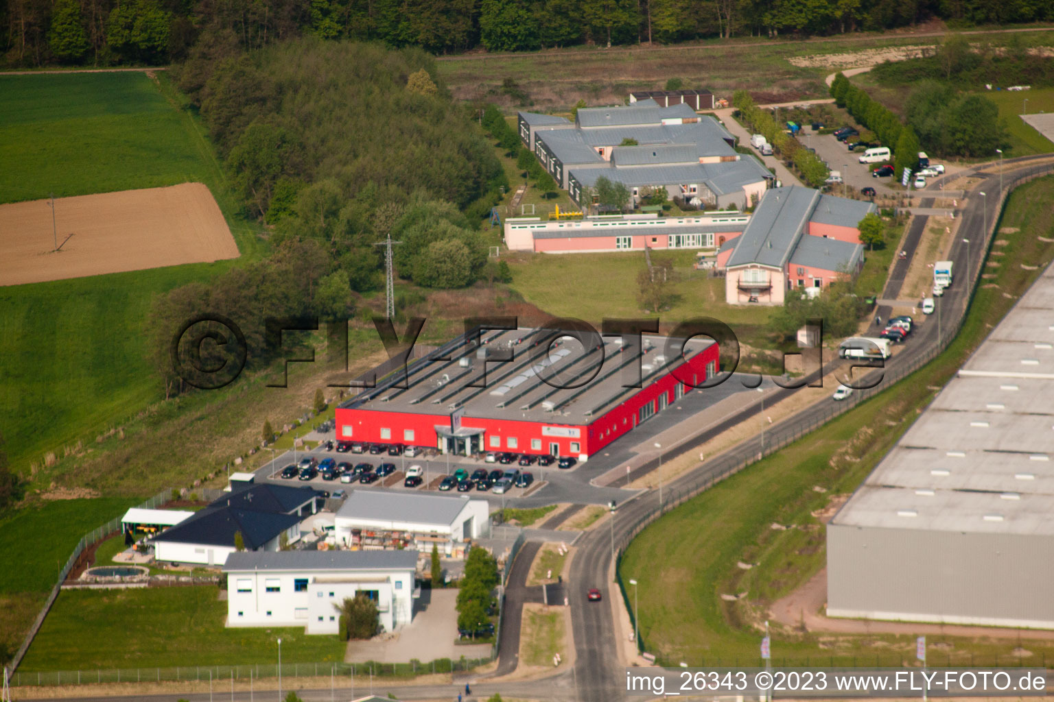Luftaufnahme von Minderslachen, Bienwald-Fitnessworld im Gewerbegebiet Horst in Kandel im Bundesland Rheinland-Pfalz, Deutschland