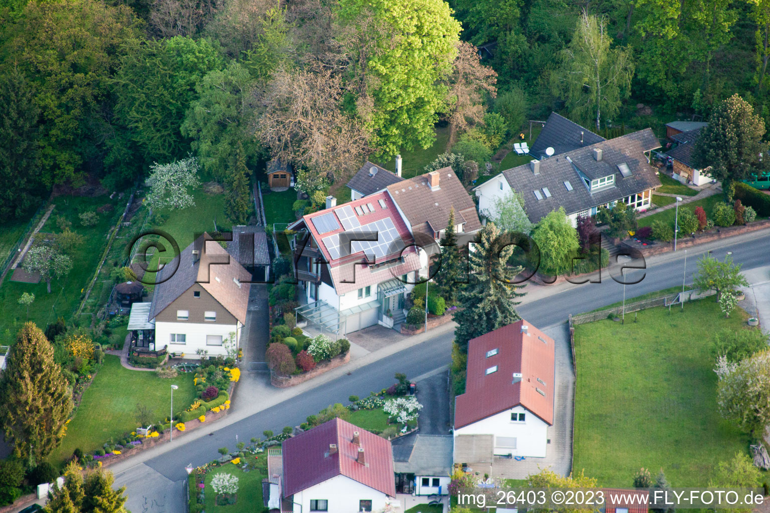 Ortsteil Grünwettersbach in Karlsruhe im Bundesland Baden-Württemberg, Deutschland von der Drohne aus gesehen