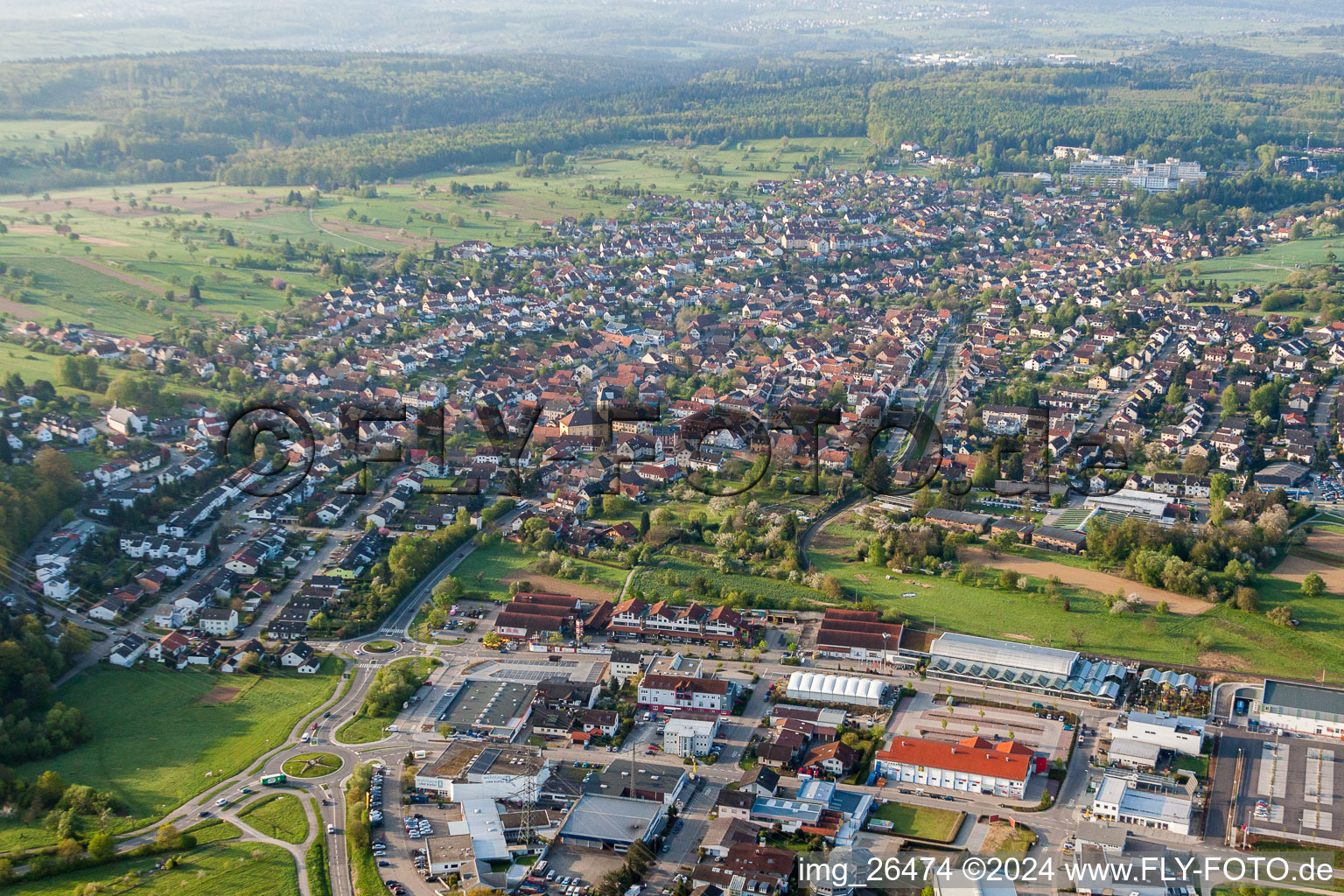 Ortsansicht der Straßen und Häuser der Wohngebiete im Ortsteil Langensteinbach in Karlsbad im Bundesland Baden-Württemberg, Deutschland