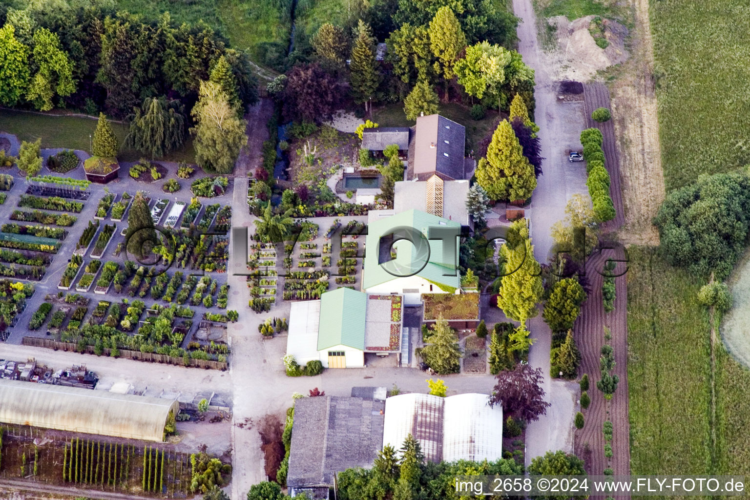 Luftbild von Gebäude der Niederlassung des Pflanzenmarkt Bienwaldbaumschule in Berg (Pfalz) im Bundesland Rheinland-Pfalz, Deutschland