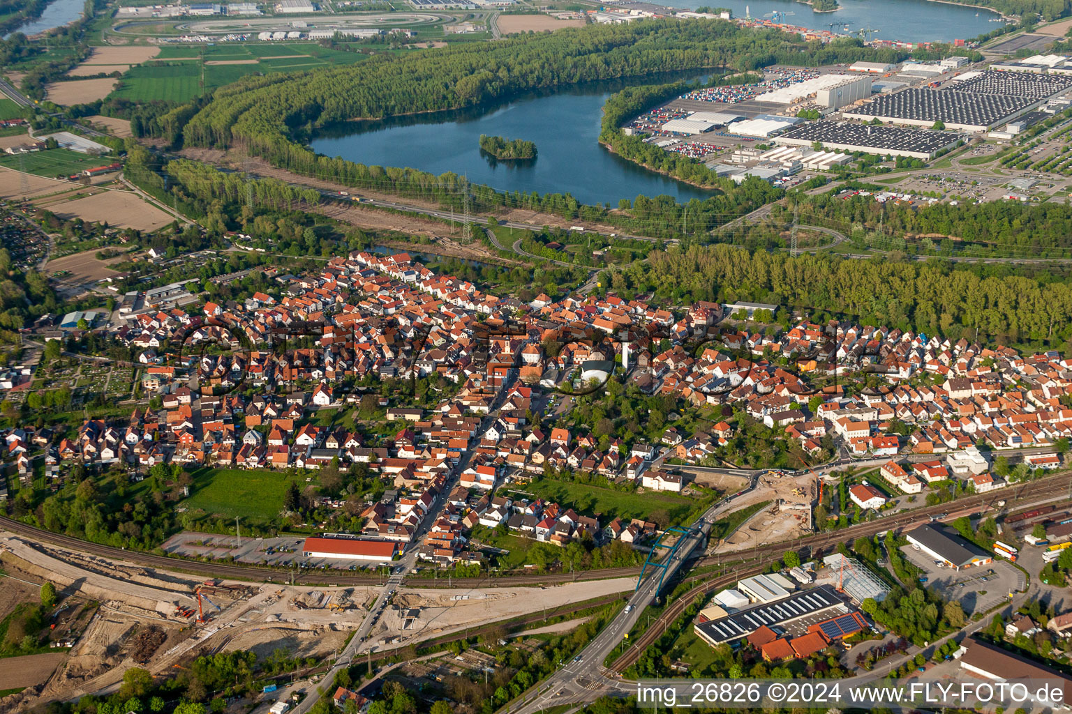 Ortsansicht der Straßen und Häuser der Wohngebiete zwischen Bahn, B9 und Daimler-LKW-Werk in Wörth am Rhein im Bundesland Rheinland-Pfalz, Deutschland
