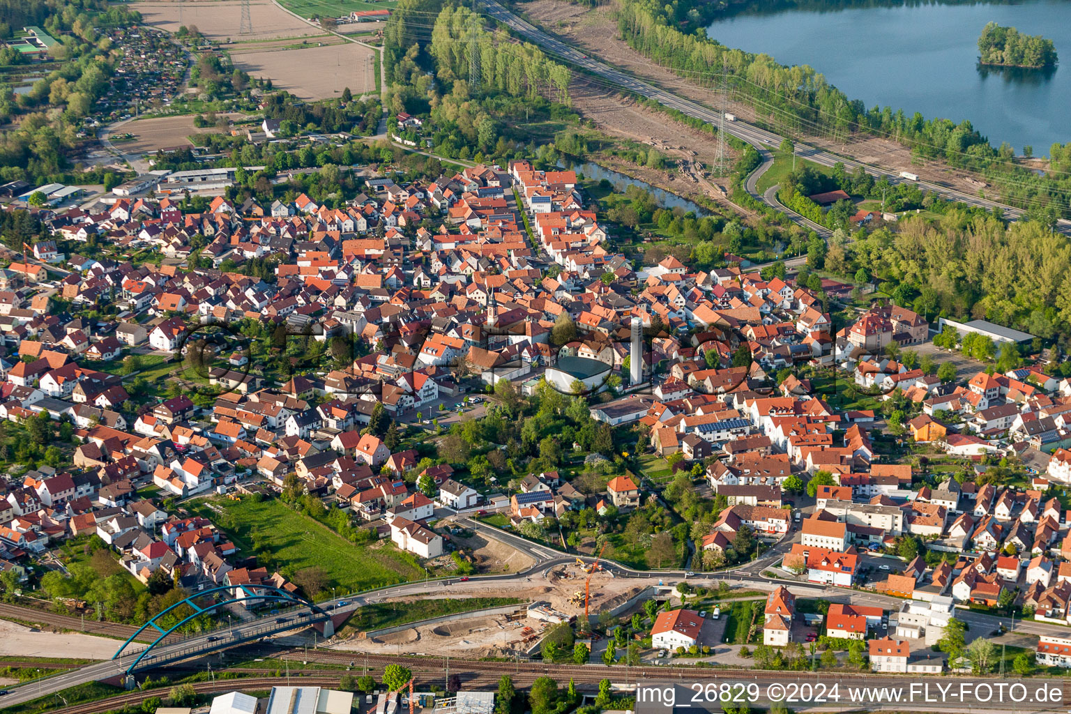 Luftbild von Ortsansicht der Straßen und Häuser der Wohngebiete in Wörth am Rhein im Bundesland Rheinland-Pfalz, Deutschland