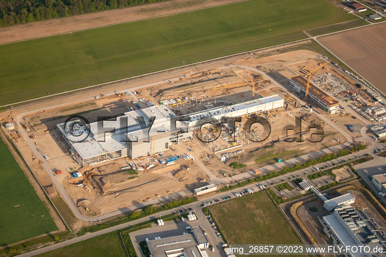 Luftbild von Neubau der EDEDKA Südwestfleisch am Segelflugplatz im Ortsteil Silberstreifen in Rheinstetten im Bundesland Baden-Württemberg, Deutschland