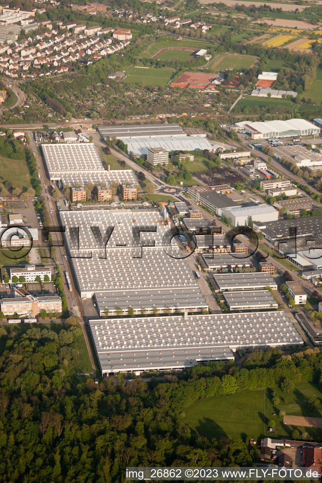 Luftbild von Daimler Teilelager, Mecedes Glaslager in Ettlingen im Bundesland Baden-Württemberg, Deutschland