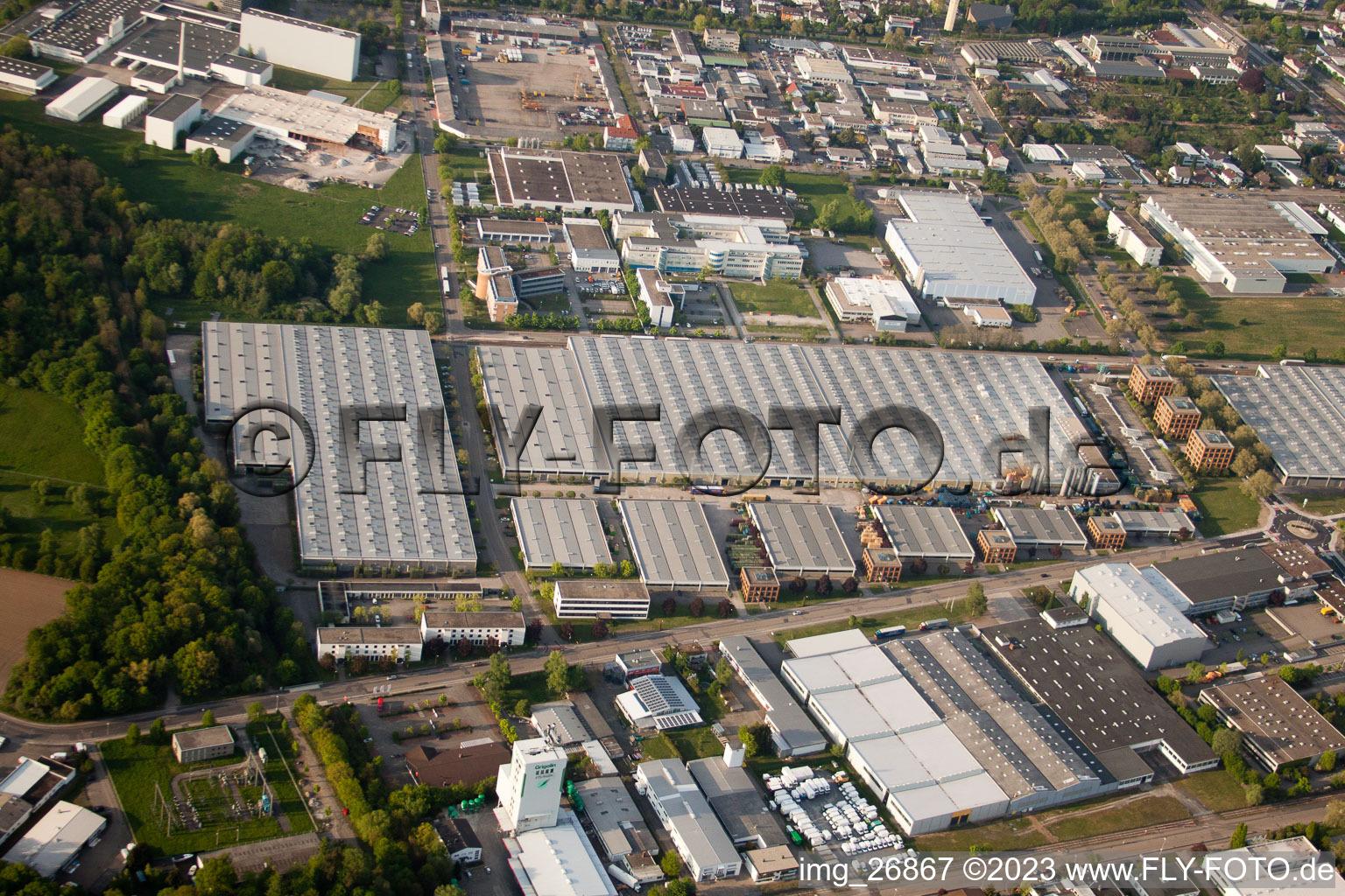 Daimler Teilelager, Mecedes Glaslager in Ettlingen im Bundesland Baden-Württemberg, Deutschland von oben